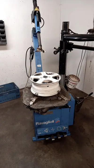 Montagemachine met een witte velg