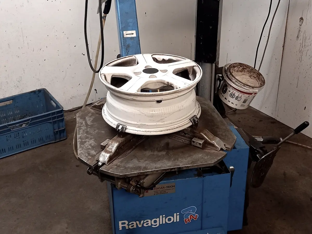 Montagemachine met een witte velg erop