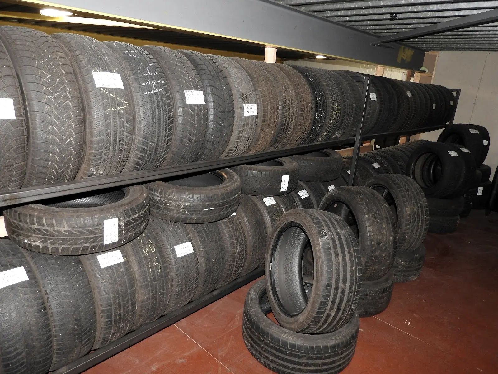Rekken vol banden met een label per set in de hal van Tires and More